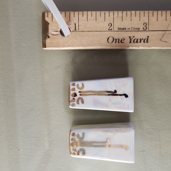 Pair of Antique salt and pepper shakers. - Picture 2 of 8